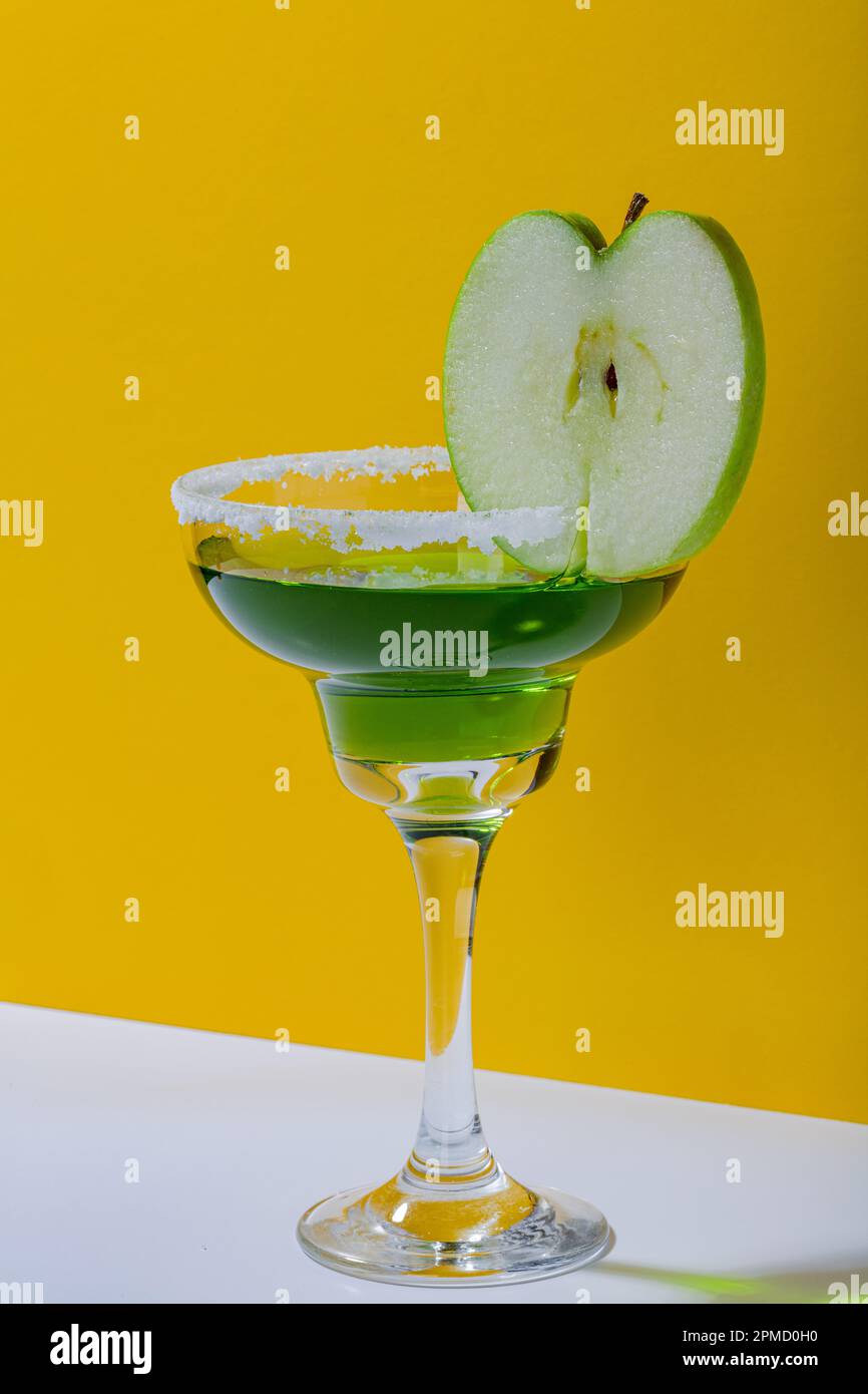 mela verde martini nel bicchiere Foto Stock