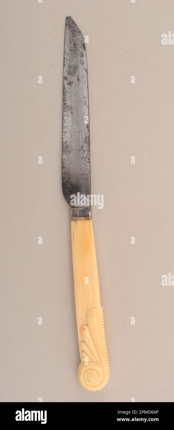 Coltello (Francia); avorio, acciaio, argento; L x P: 18,4 x 1,5 cm (7 1/4 x 9/16 poll.); collezione Robert L. Metzenberg, regalo di Eleanor L. Metzenberg; 1985-103-197 Foto Stock