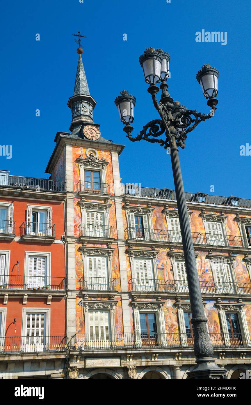 Casa de la Panaderia, Plaza Mayor, Madrid, Spagna, Europa. Una delle due torri con una facciata colorata di dipinti murali incorniciata da un palo ornato da lampada. Foto Stock