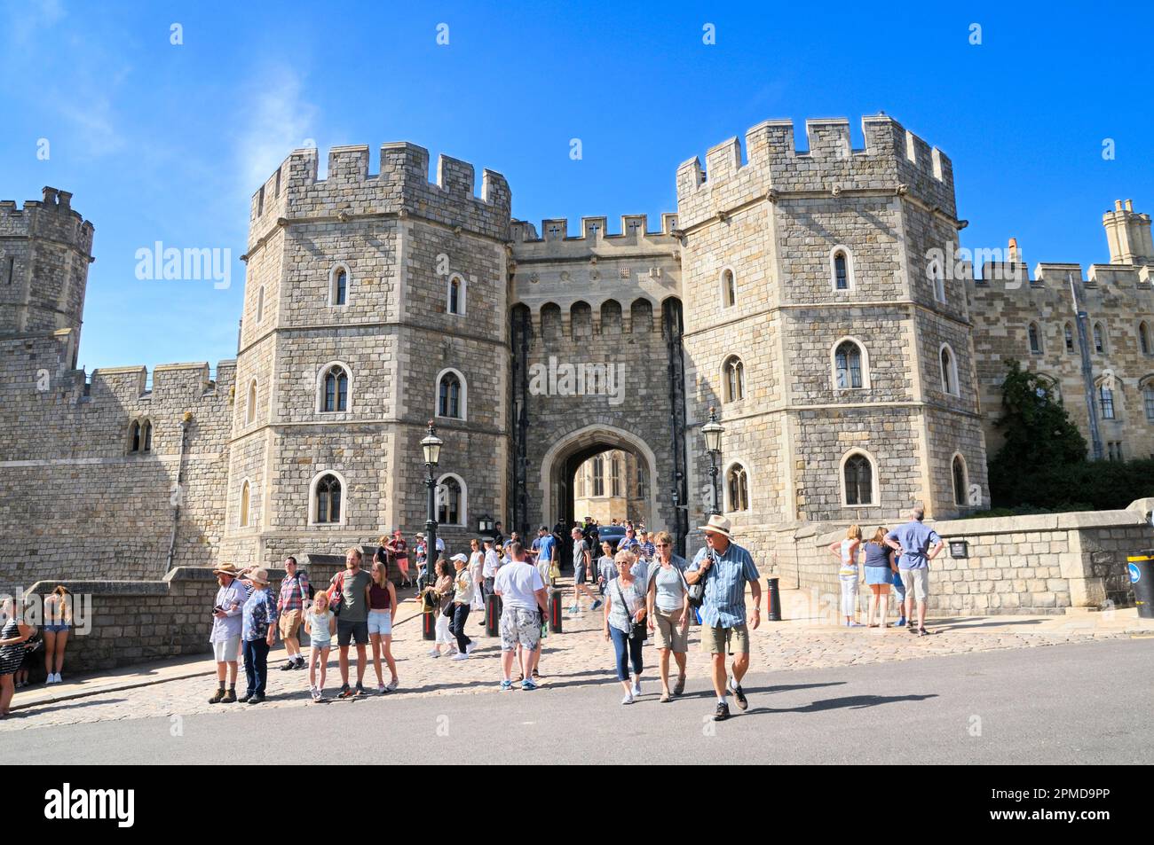 I turisti in estate fuori dalla porta di Re Enrico VIII al Castello di Windsor, il più grande castello abitato del mondo. Castle Hill, Windsor, Berkshire, Inghilterra, Regno Unito Foto Stock