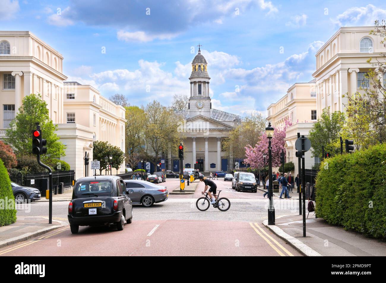 York Gate verso la St Marylebone Parish Church (completata nel 1817), vicino a Regent's Park, Londra, Inghilterra, Regno Unito. Architetto: Thomas Hardwick (1752-1829) Foto Stock