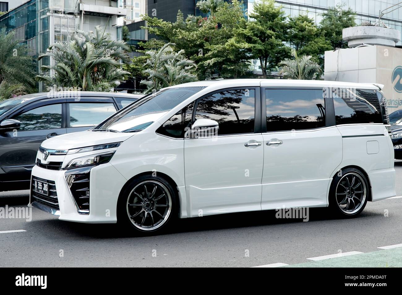 Auto di lusso Toyota Voxy nella zona commerciale distric, Sudirman Street, Jakarta, Indonesia Foto Stock