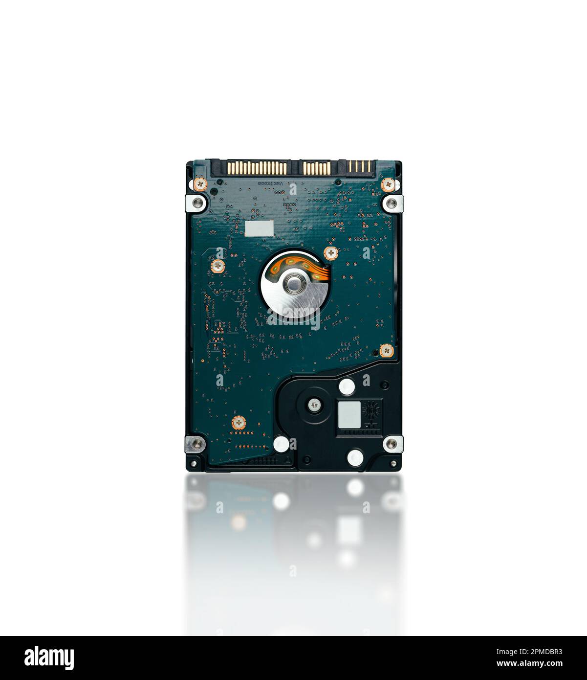Primo piano sul retro dell'unità disco rigido da 2,5" isolato su sfondo bianco con riflessione, percorso di ritaglio incluso, concetto di componenti del computer. Foto Stock