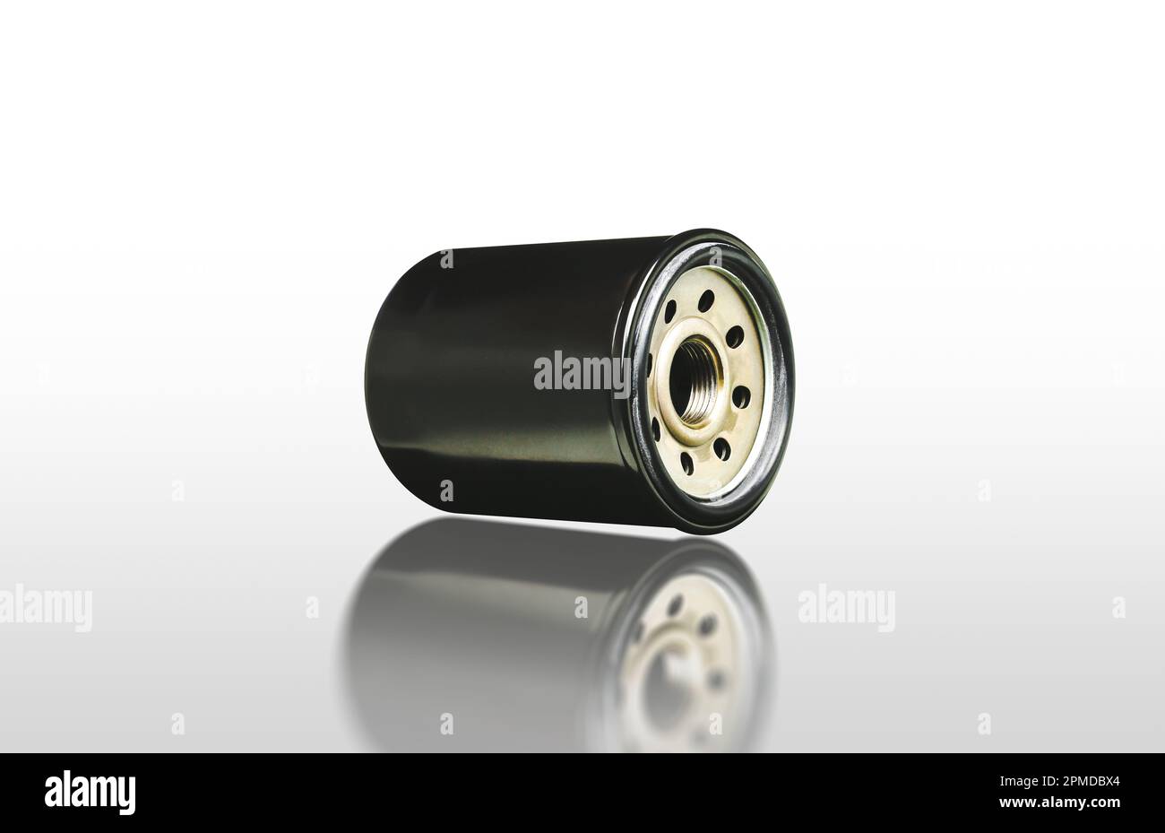 Filtro dell'olio motore isolato su sfondo bianco con riflesso incluso percorso di ritaglio, Automotive Parts Concept. Foto Stock