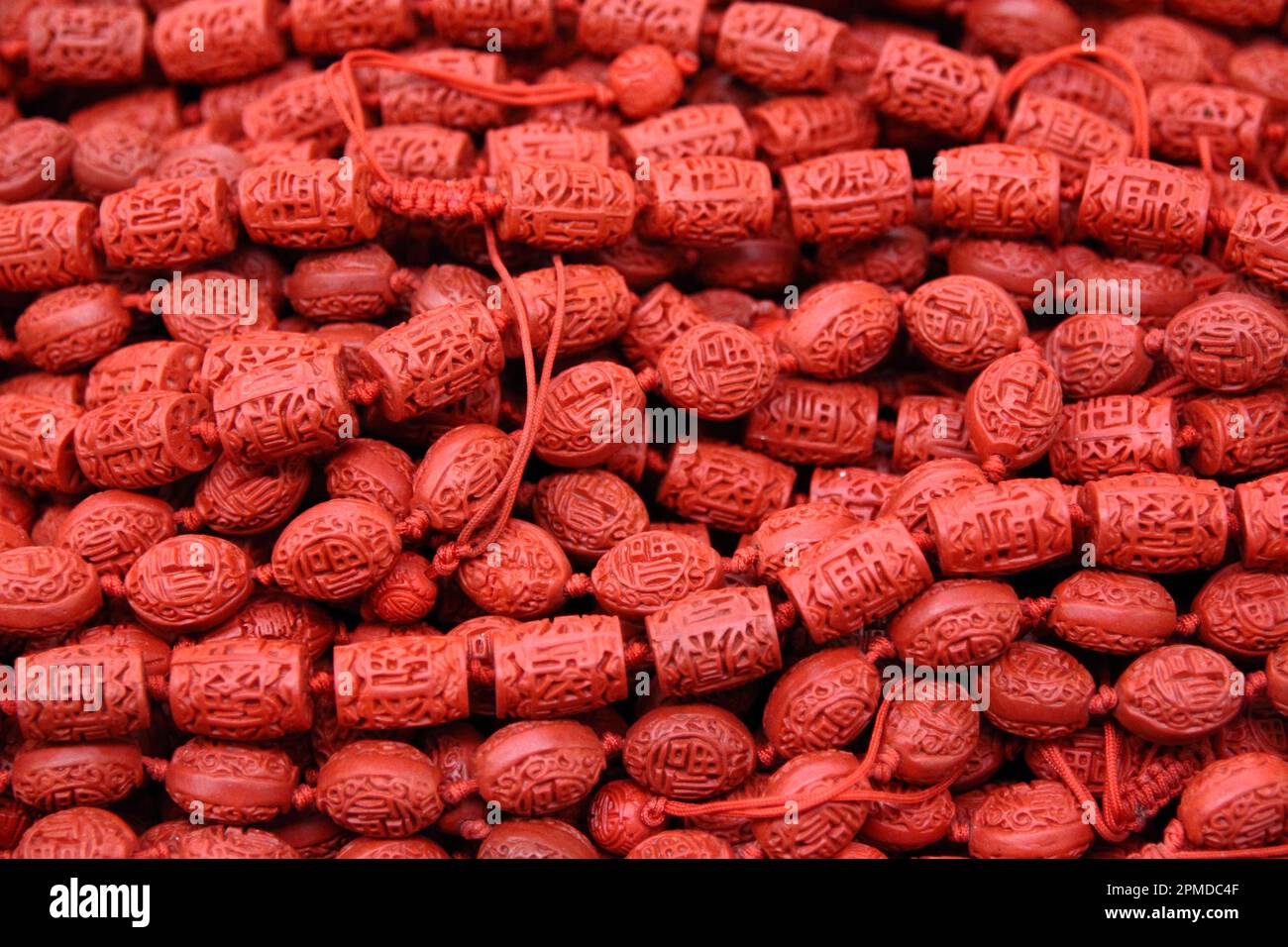 Braccialetti e collane in lacca cinese rossa nel negozio di Chinatown. Perle di preghiera fortunate. Foto Stock