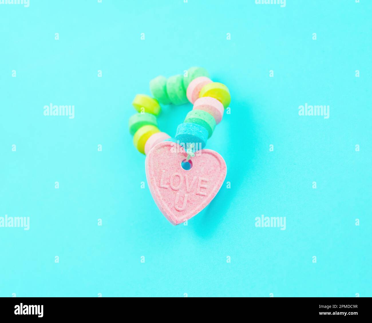 Ti amo, braccialetto Heart Candy, su sfondo blu Foto Stock