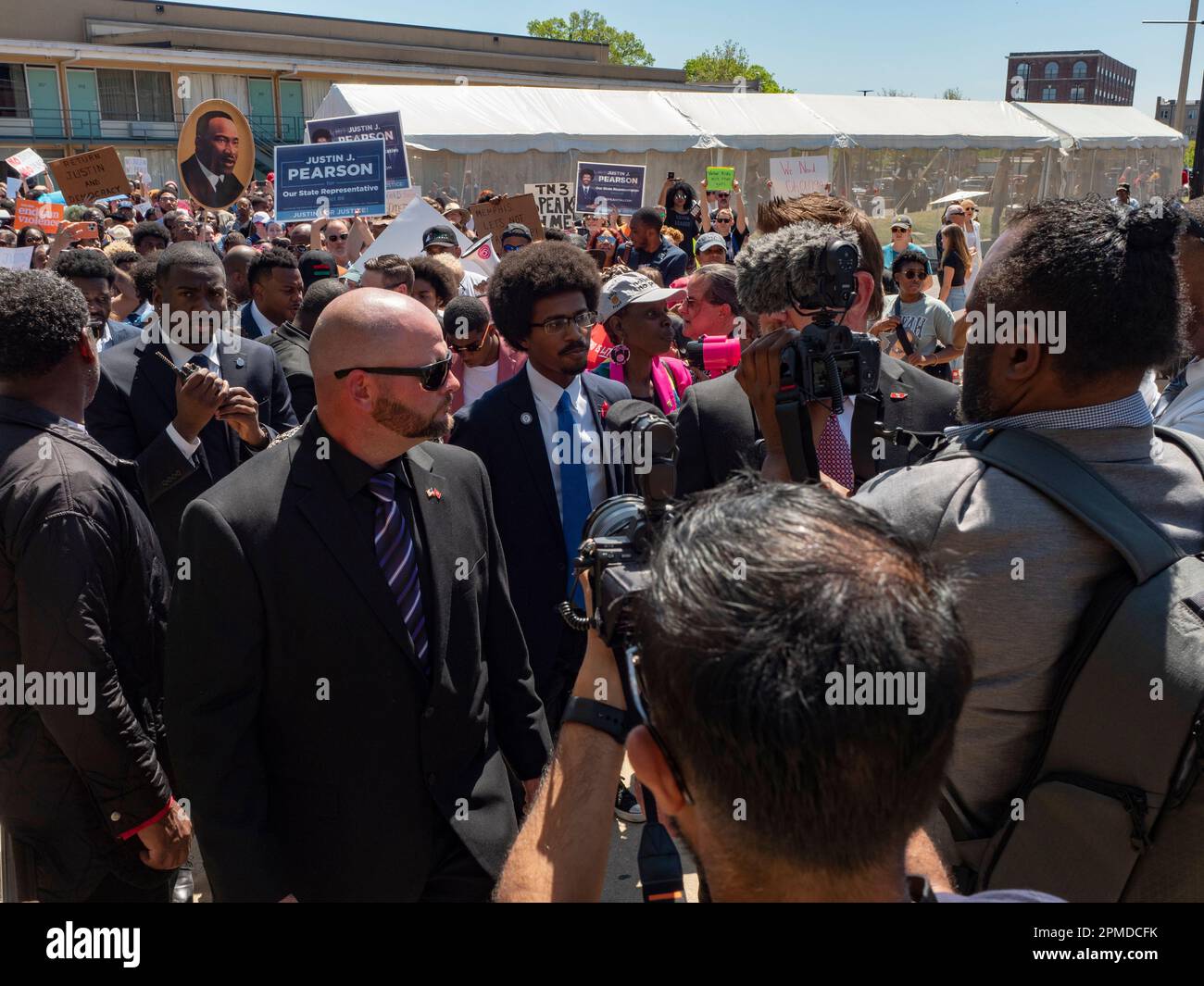 Memphis, Tennessee, Stati Uniti. 12th Apr, 2023. JUSTIN PEARSON conduce una marcia dal National Civil Rights Museum all'edificio della Shelby County Commission. (Credit Image: © sue Dorfman/ZUMA Press Wire) SOLO PER USO EDITORIALE! Non per USO commerciale! Foto Stock