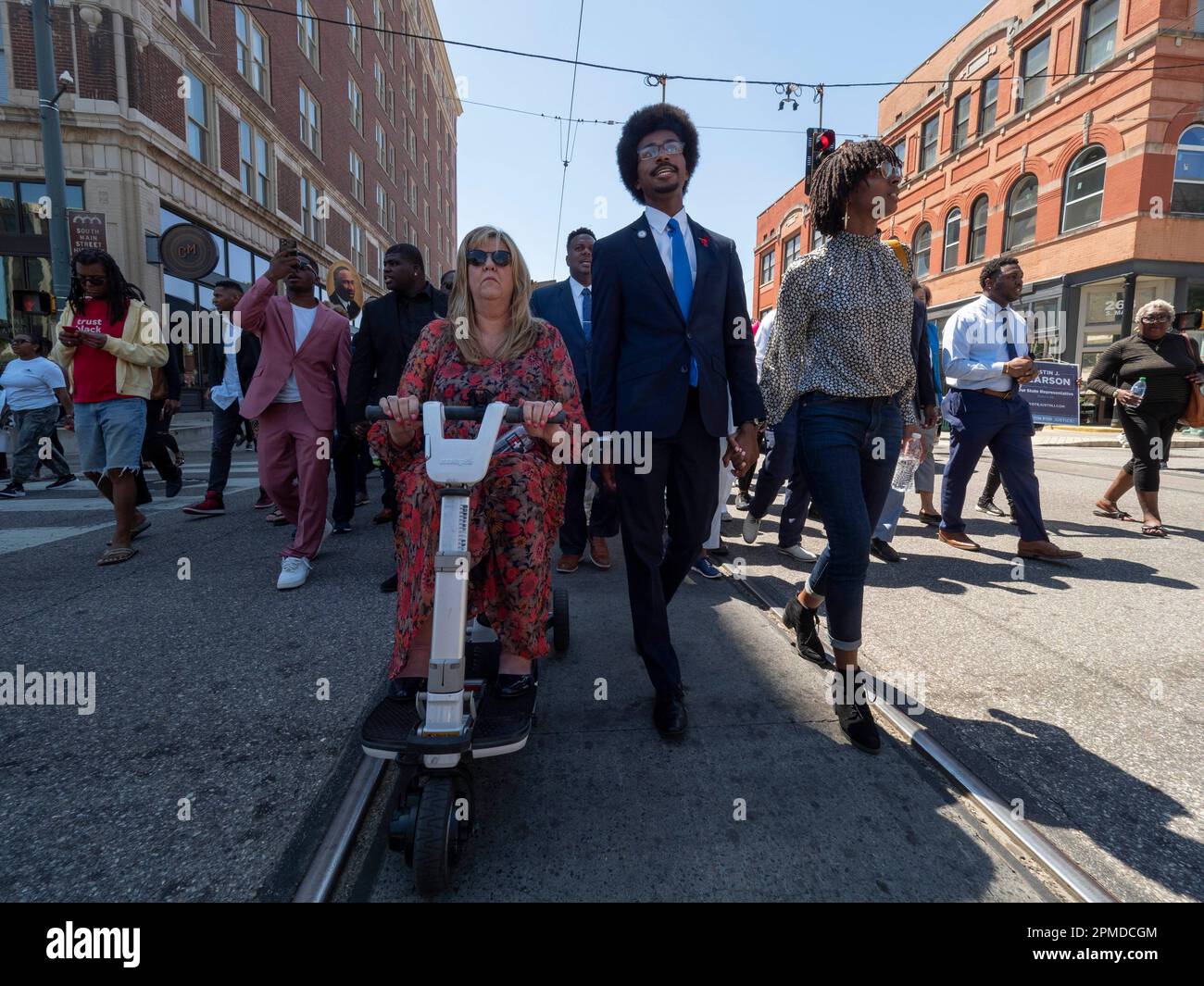 Memphis, Tennessee, Stati Uniti. 12th Apr, 2023. GLORIA JOHNSON e JUSTIN JONES conducono una marcia dal National Civil Rights Museum all'edificio della Shelby County Commission. (Credit Image: © sue Dorfman/ZUMA Press Wire) SOLO PER USO EDITORIALE! Non per USO commerciale! Foto Stock