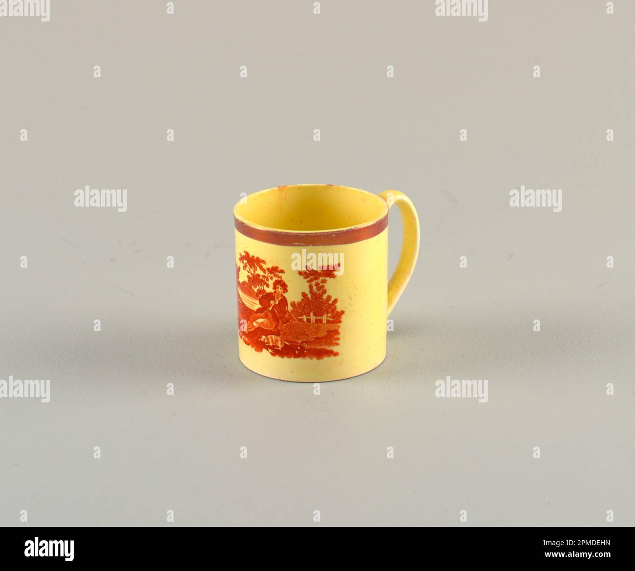 Tazza (Inghilterra); trasferimento rosso; 6,4 x 8,7 x 6,5 cm (2 1/2 x 3 7/16 x 2 9/16 pollici); Bequest di Jane M. Epstine; 2006-20-56 Foto Stock Tazza (Inghilterra); trasferimento rosso; 6,4 x 8,7 x 6,5 cm (2 1/2 x 3 7/16 x 2 9/16 pollici); Bequest di Jane M. Epstine; 2006-20-56 Foto Stock