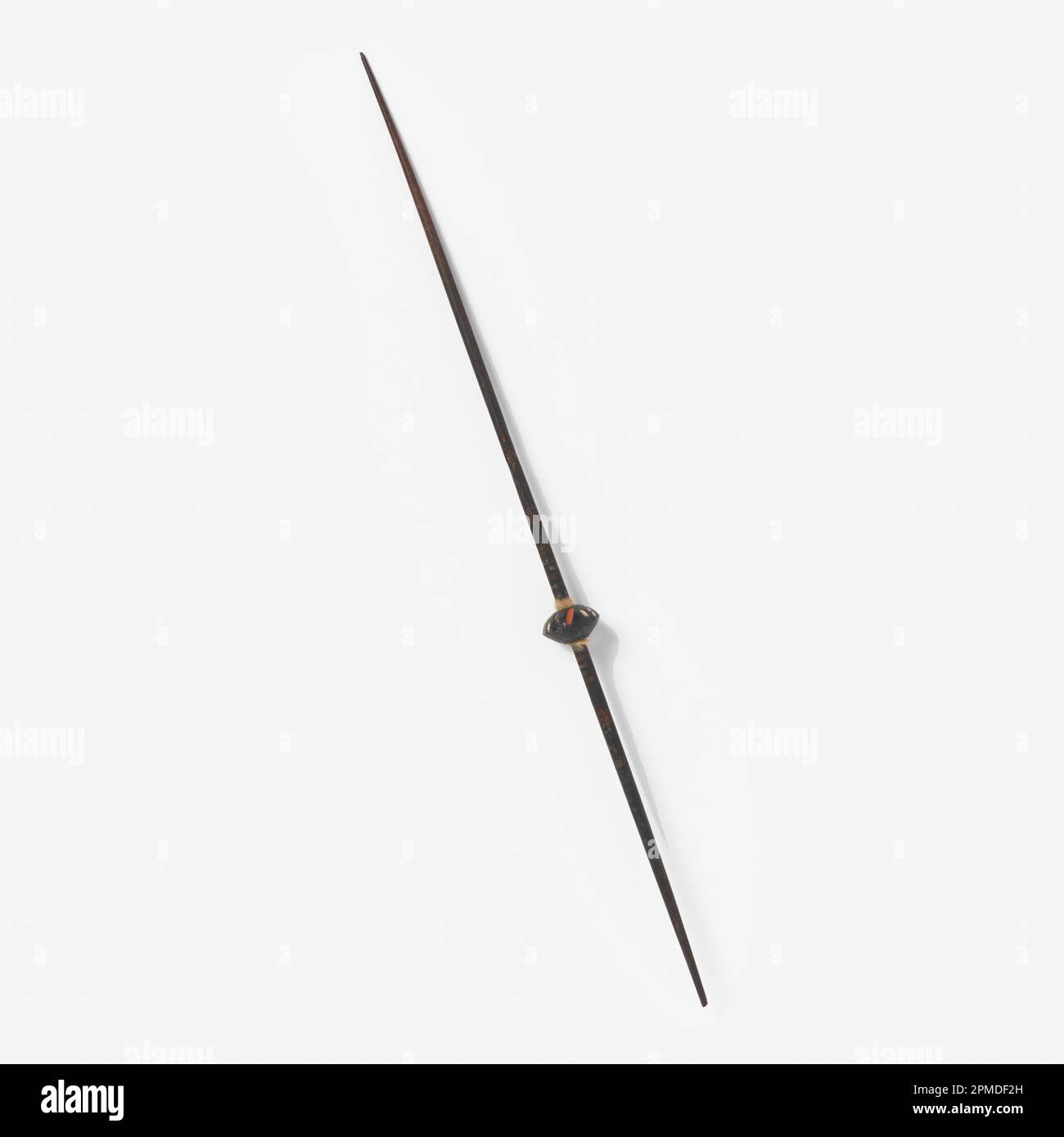 Mandrino (Perù); albero in legno verniciato; cordoncello in ceramica inciso e verniciato; a: 25,8 cm (10 3/16 poll.); 1920-1-5 Foto Stock