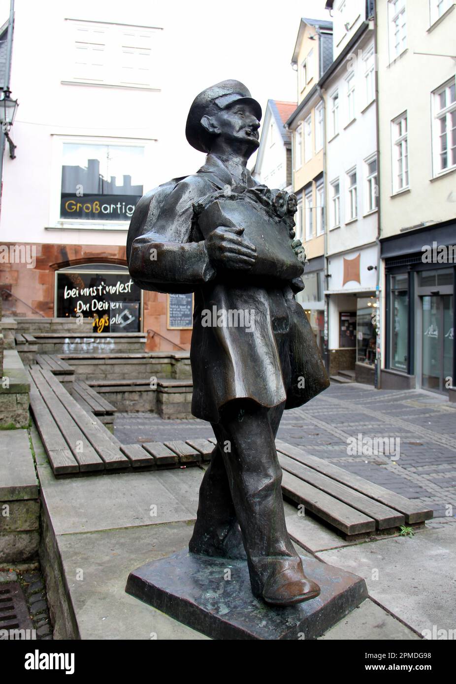 Statua di bronzo 'il portatore', rappresenta Christian Werner, l'ultimo portabagagli della città, di Paul Wedepohl, installato nel 1988, Marburg, Assia, Germania Foto Stock