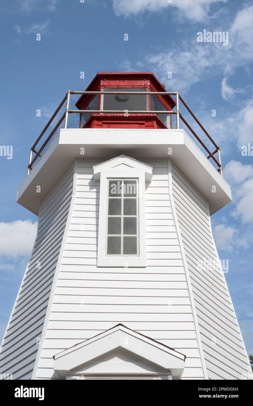 Il faro splendidamente restaurato si trova in cima a una scogliera vicino a Gabarus Nova Cotia. Costruito nel 1890 è l'ultimo faro esogano in legno sopravvissuto a Nova Foto Stock