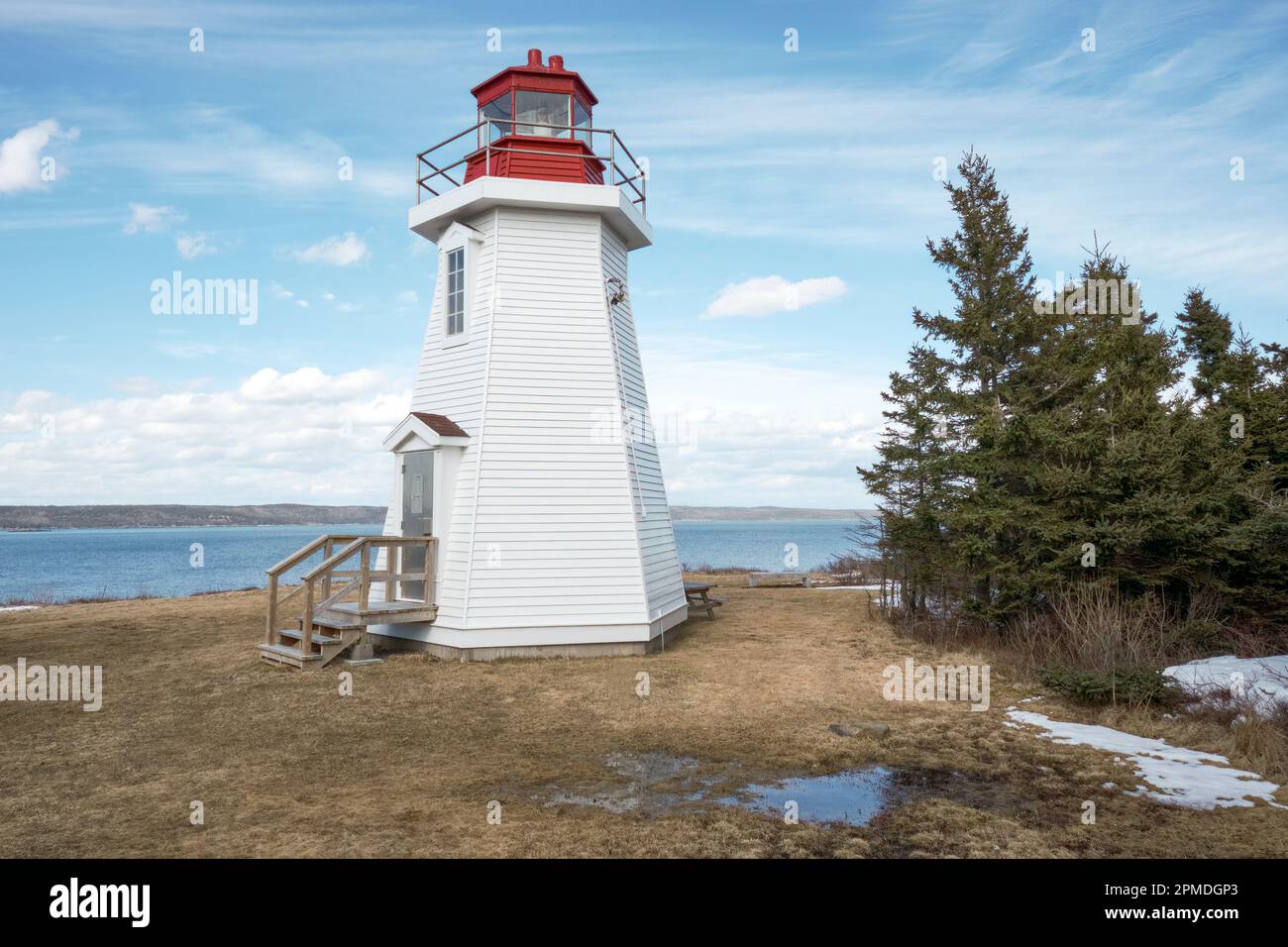 Il faro splendidamente restaurato si trova in cima a una scogliera vicino a Gabarus Nova Cotia. Costruito nel 1890 è l'ultimo faro esogano in legno sopravvissuto a Nova Foto Stock
