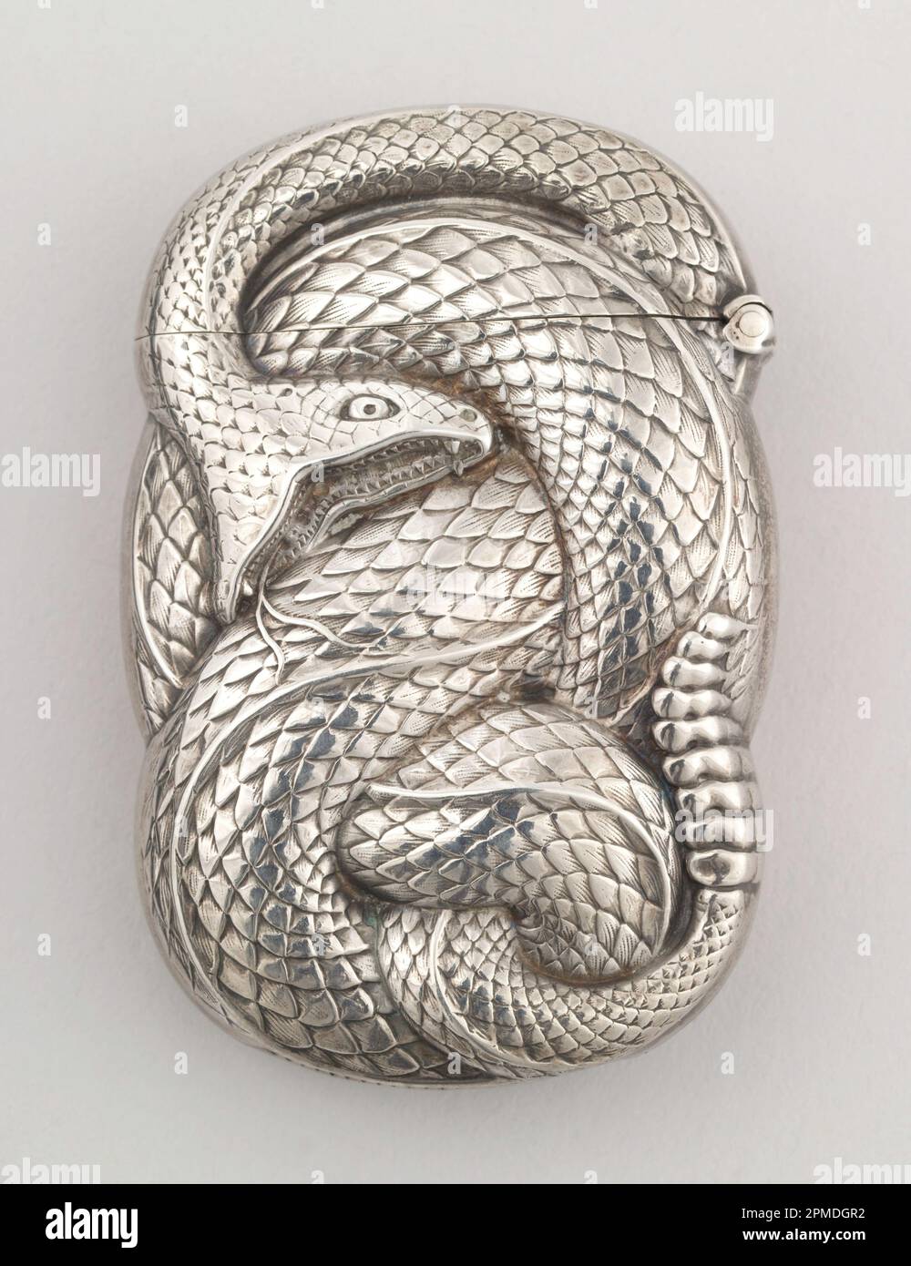 Spiralato Rattlesnake Matchsafe; prodotto da William B. Kerr & Company (Stati Uniti); USA; argento; 6,7 x 4,3 x 1,5 cm (2 5/8 x 1 11/16 x 9/16 pollici) Foto Stock Spiralato Rattlesnake Matchsafe; prodotto da William B. Kerr & Company (Stati Uniti); USA; argento; 6,7 x 4,3 x 1,5 cm (2 5/8 x 1 11/16 x 9/16 pollici) Foto Stock