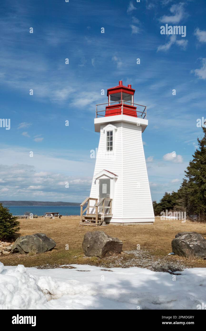 Il faro splendidamente restaurato si trova in cima a una scogliera vicino a Gabarus Nova Cotia. Costruito nel 1890 è l'ultimo faro esogano in legno sopravvissuto a Nova Foto Stock