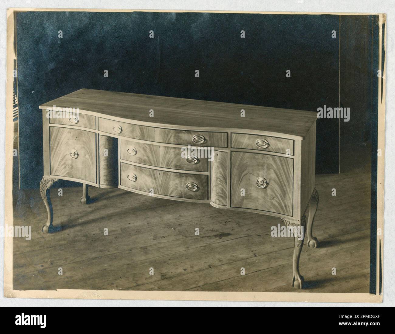 Catalogo Illustrazione, Design per sponda laterale a quattro gambe e frontale trilaterale; ideato da A.N. Davenport Co.; processo fotografico in bianco e nero su carta bianca; 16,5 x 21,6 cm (6 1/2 x 8 1/2 pollici) Foto Stock