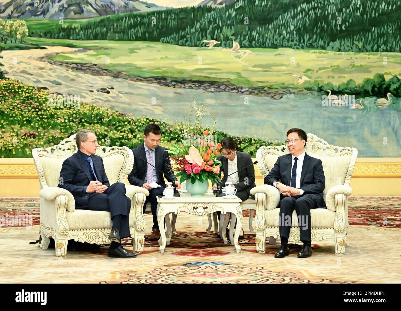 Pechino, Cina. 12th Apr, 2023. Il Vice Presidente cinese Han Zheng incontra il CEO di Intel Pat Gelsinger a Pechino, capitale della Cina, 12 aprile 2023. Credit: Shen Hong/Xinhua/Alamy Live News Foto Stock