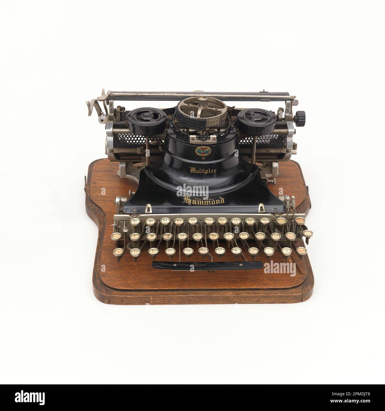 Macchina da scrivere multiplex; prodotta da Hammond; USA; metallo, legno; Totale: 21,8 x 35,7 x 36,5 cm (8 9/16 x 14 1/16 x 14 3/8 pollici) Foto Stock Macchina da scrivere multiplex; prodotta da Hammond; USA; metallo, legno; Totale: 21,8 x 35,7 x 36,5 cm (8 9/16 x 14 1/16 x 14 3/8 pollici) Foto Stock