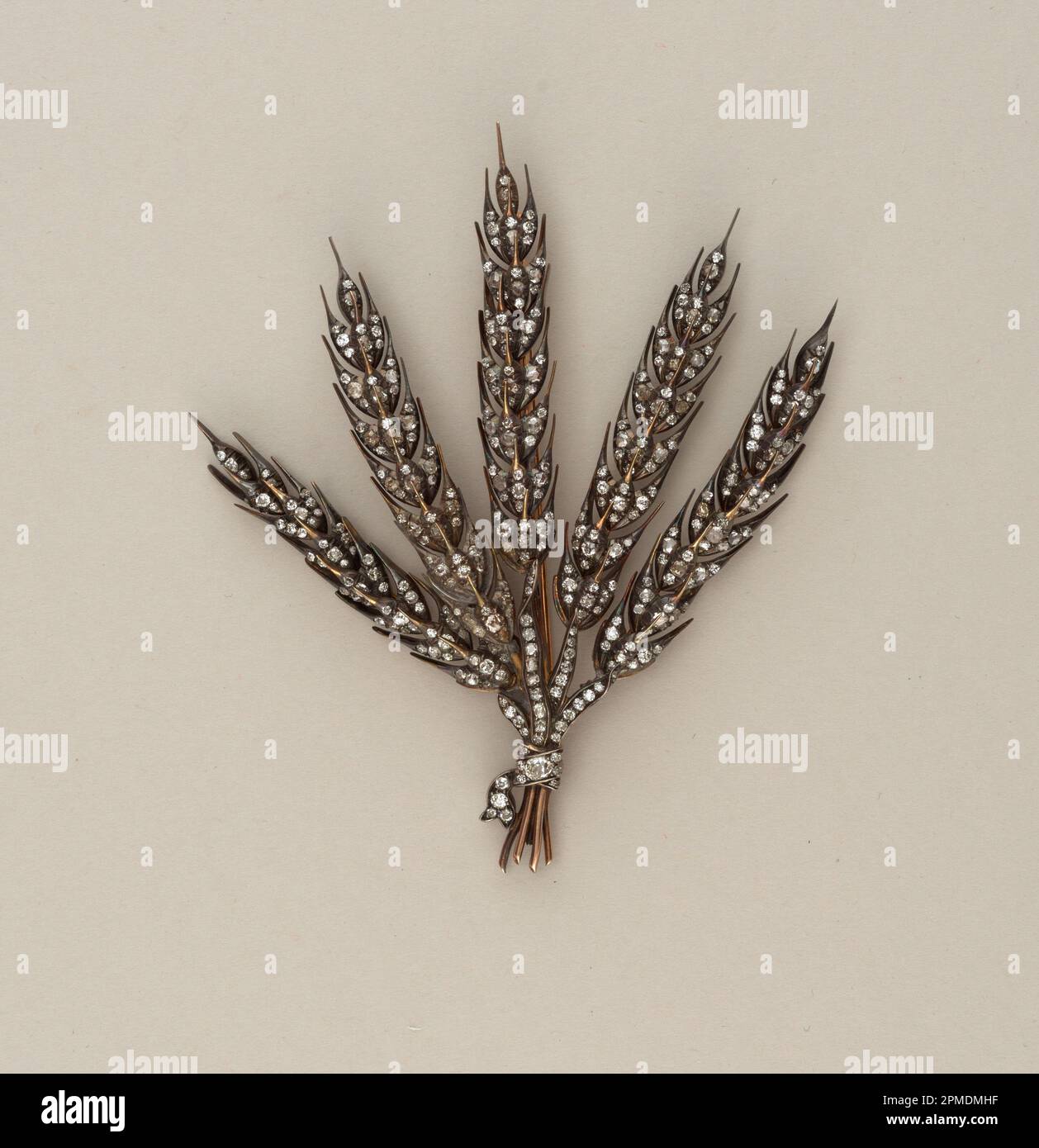 Spilla; oro, argento, diamanti; totale: 9,8 x 11 cm (3 7/8 x 4 5/16 pollici) Foto Stock Spilla; oro, argento, diamanti; totale: 9,8 x 11 cm (3 7/8 x 4 5/16 pollici) Foto Stock