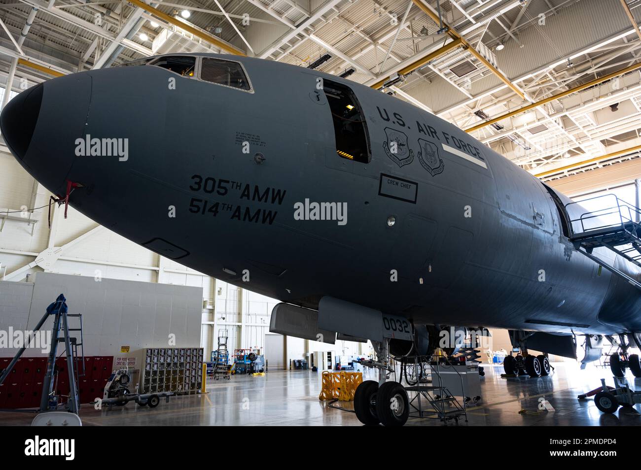 Una prolunga KC-10 parcheggiata all'interno di un hangar durante la sua ispezione finale presso la base comune McGuire-Dix-Lakehurst, N.J., 10 aprile 2023. Questa ispezione finale ha segnato una pietra miliare nella storia della Air Mobility Wing 305th, che si è completamente convertita in KC-46A Pegasus. Si tratta di un nuovo capitolo sulle capacità di rifornimento aria-aria per la forza comune. (STATI UNITI Foto dell'aeronautica militare di Sergio Avalos) Foto Stock Una prolunga KC-10 parcheggiata all'interno di un hangar durante la sua ispezione finale presso la base comune McGuire-Dix-Lakehurst, N.J., 10 aprile 2023. Questa ispezione finale ha segnato una pietra miliare nella storia della Air Mobility Wing 305th, che si è completamente convertita in KC-46A Pegasus. Si tratta di un nuovo capitolo sulle capacità di rifornimento aria-aria per la forza comune. (STATI UNITI Foto dell'aeronautica militare di Sergio Avalos) Foto Stock