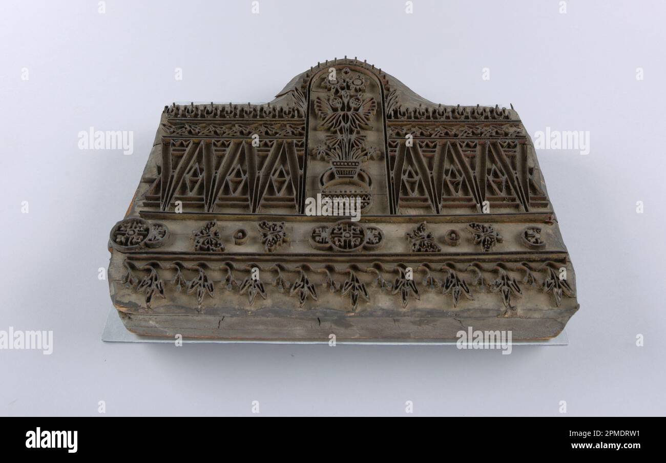 Blocco di legno, associato a 1983-29-1 a 21; USA; legno, metallo; 37 x 29,5 x 7 cm (14 9/16 x 11 5/8 x 2 3/4 pollici) Foto Stock Blocco di legno, associato a 1983-29-1 a 21; USA; legno, metallo; 37 x 29,5 x 7 cm (14 9/16 x 11 5/8 x 2 3/4 pollici) Foto Stock