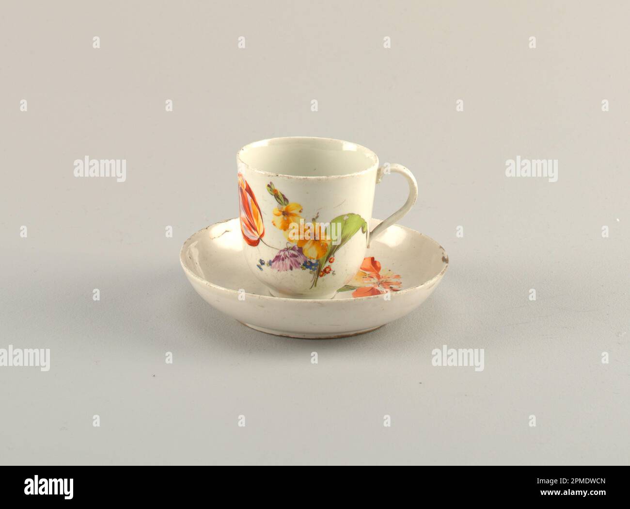 Coppa e Saucer con decorazione floreale tazza e Saucer; porcellana, smalto vetroso Foto Stock