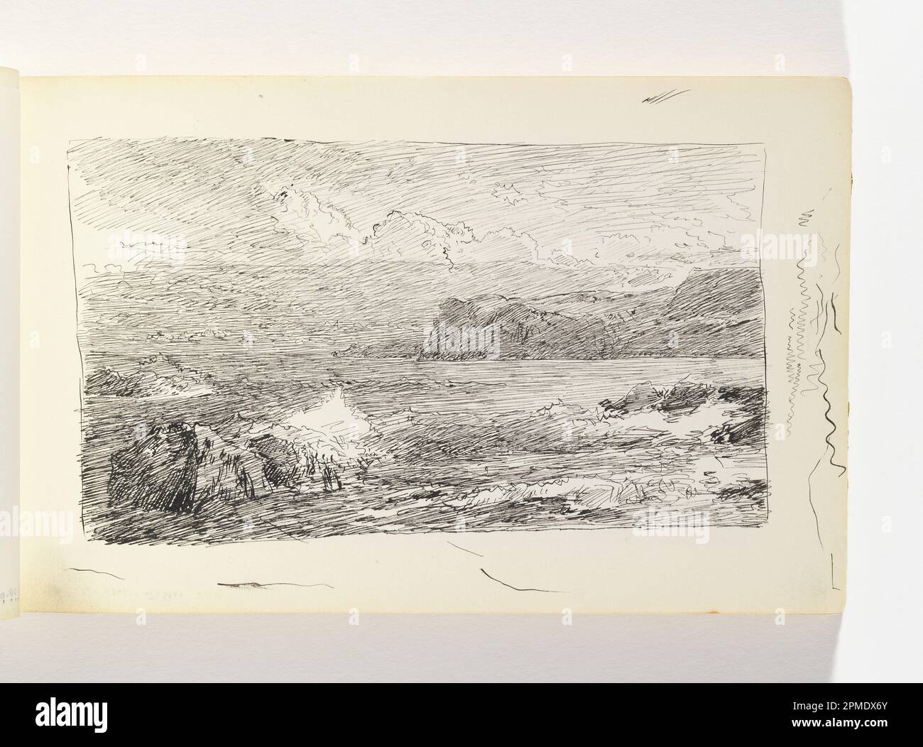 Libro di schizzo Folio, oceano con rocce prominenti e scogliere lontane; William Trost Richards (americano, 1833–1905); USA; penna e inchiostro nero su carta bianca in vove; 8,9 x 15 cm (3 1/2 x 5 7/8 pollici) Foglio: 12,3 x 19,5 cm (4 13/16 x 7 11/16 pollici) Foto Stock