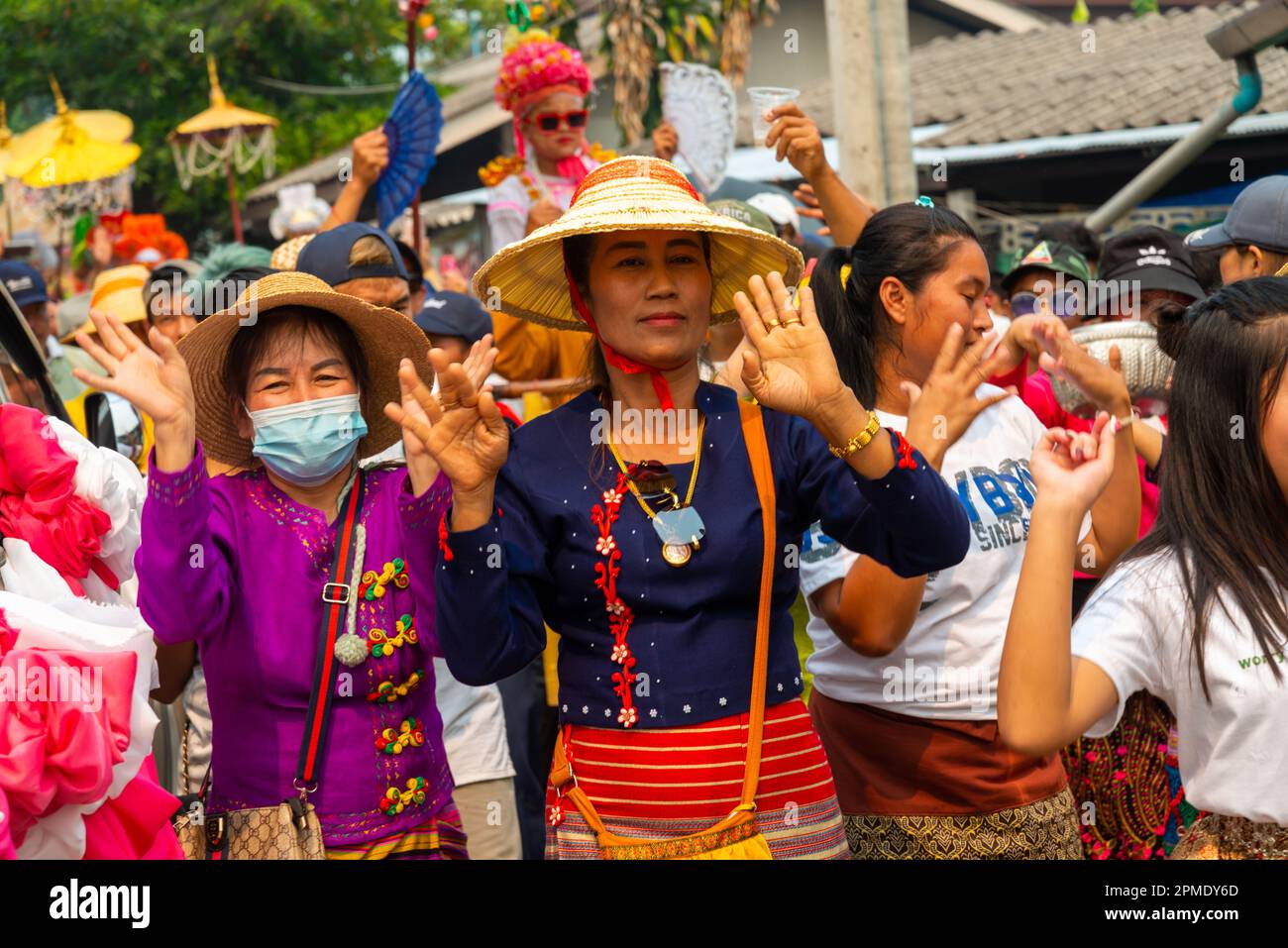 PAI,Mae Hong Son,Thailandia-Aprile 4th 2023:folle di persone sfilano le strade, in abiti tradizionali, per celebrare l'ordinazione dei ragazzi, di età compresa tra Foto Stock