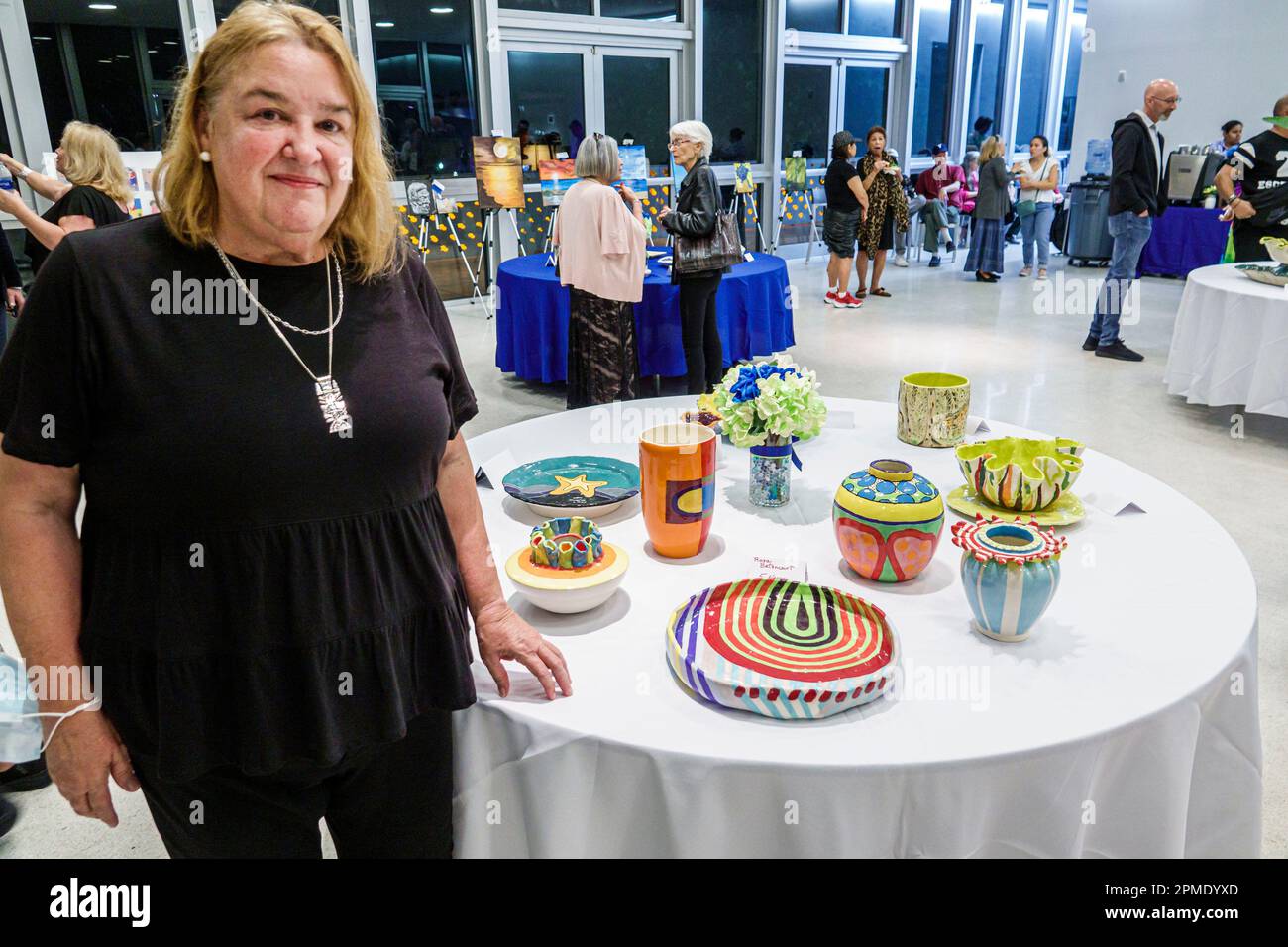 Miami Beach Florida, centro Unidad Senior Center, istruzione per adulti ceramica ceramica arte artisti artista studente galleria mostra, donna donna donna donna donna donna donna donna donna donna, adulto Foto Stock