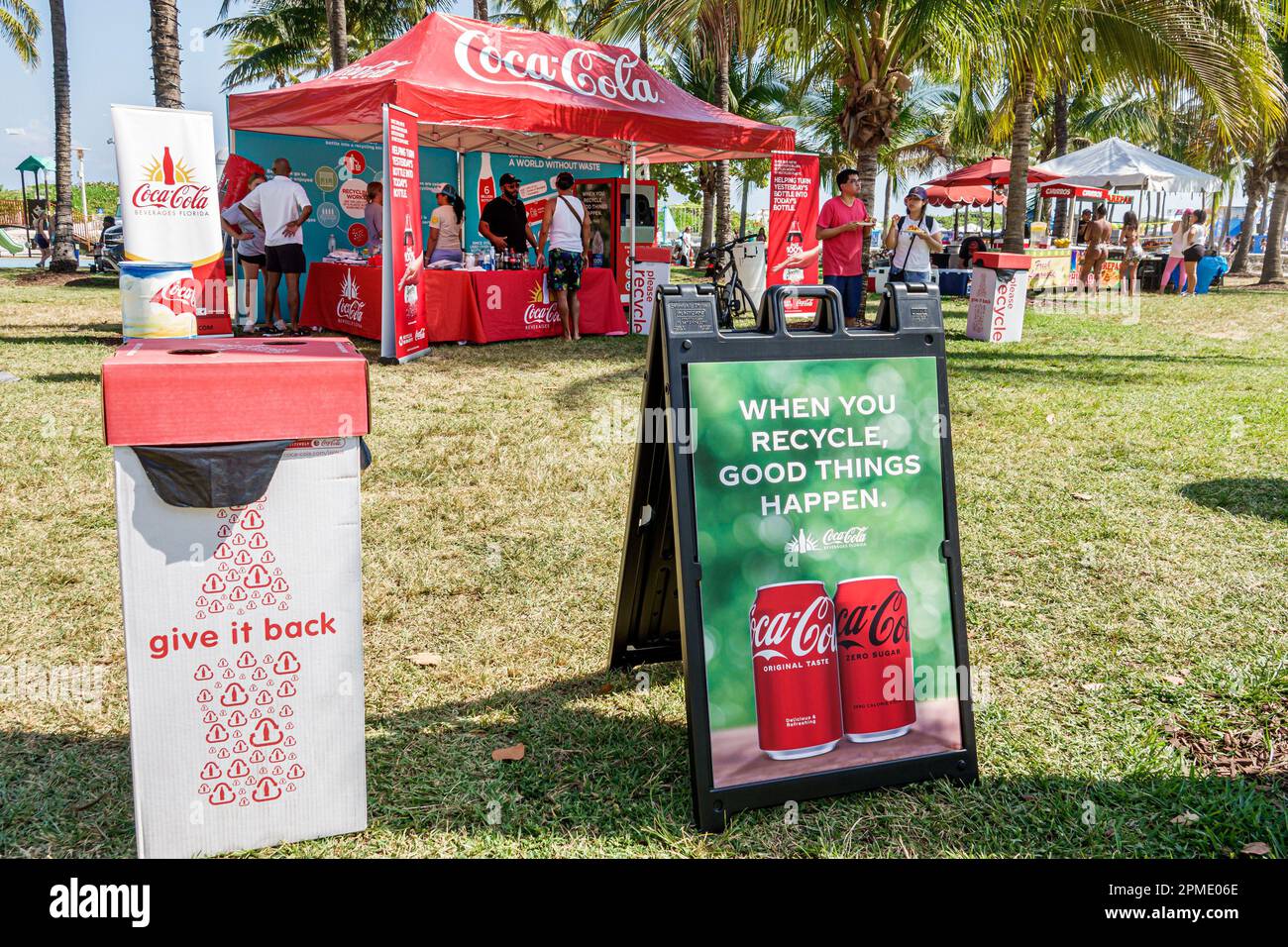 Miami Beach Florida, Lummus Park, Miami Beach Live Carnaval Experience, Coca Cola promozione fornitore riciclaggio riciclaggio, segno di informazioni, promozione pro Foto Stock