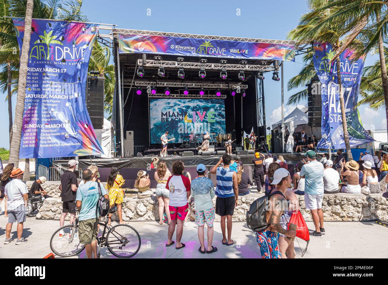 Miami Beach Florida, Miami Beach Live Carnaval Experience, Spring Break Breakers, Lummus Park, guardare concerto gratuito palco cantante band musicisti performin Foto Stock