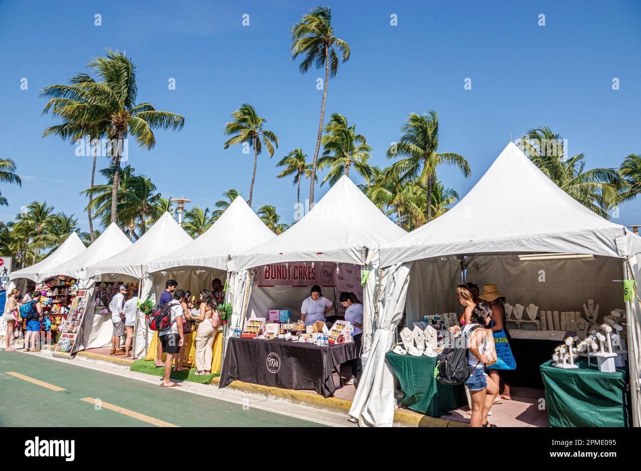 Miami Beach Florida, Miami Beach Live Ocean Drive, Carnevale esperienza, belle arti artisti festival tende, uomo uomo maschio, donna donna donna donna donna donna donna donna donna, adulto Foto Stock