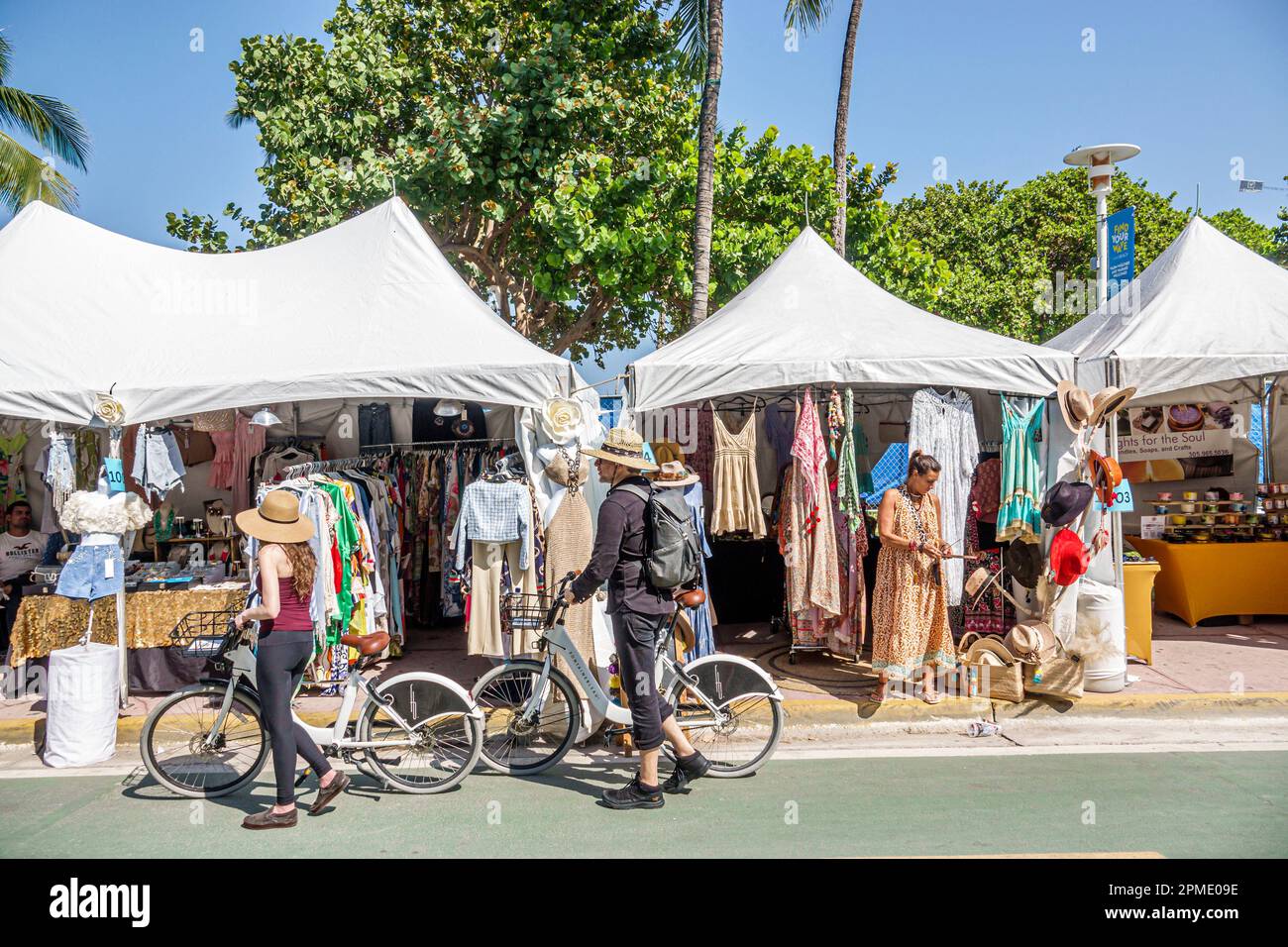 Miami Beach Florida, Miami Beach Live Ocean Drive, Carnevale esperienza, belle arti artisti festival tende, uomo uomo maschio, donna donna donna donna donna donna donna donna donna, adulto Foto Stock