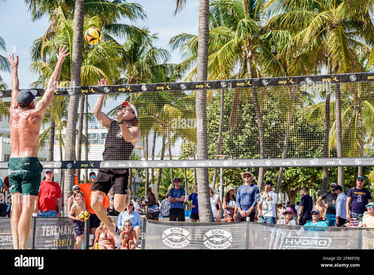 Miami Beach Florida,Miami Beach Live Carnaval Experience,Spring Break Breakers,torneo di pallavolo giocatori che giocano una partita,tifosi spettatori che guardano Foto Stock