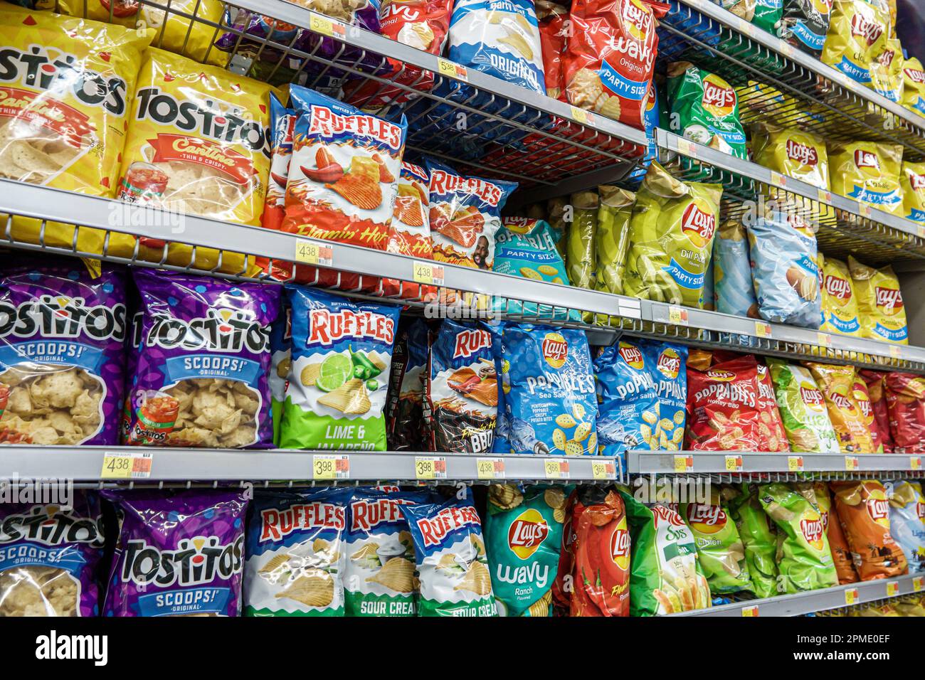 Miami Florida Doral, Walmart Supercenter sconto grande scatola reparto, patatine alimentari spazzatura Tostitos Ruffles Lay's, negozi business negozi negozi Foto Stock