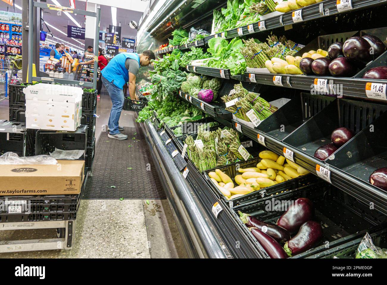 Miami Florida Doral, Walmart Supercenter sconto grande scatola reparto, impiegato magazzino associato, produrre verdure lattuga insalata asparagi, negozio di negozi business Foto Stock