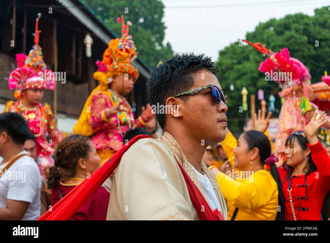 PAI, Thailandia del Nord-Aprile 4th 2023: Super energica post Covid festeggiamenti abbondano nella folla di passaggio, al festival buddista colorato, dove i ragazzi Foto Stock