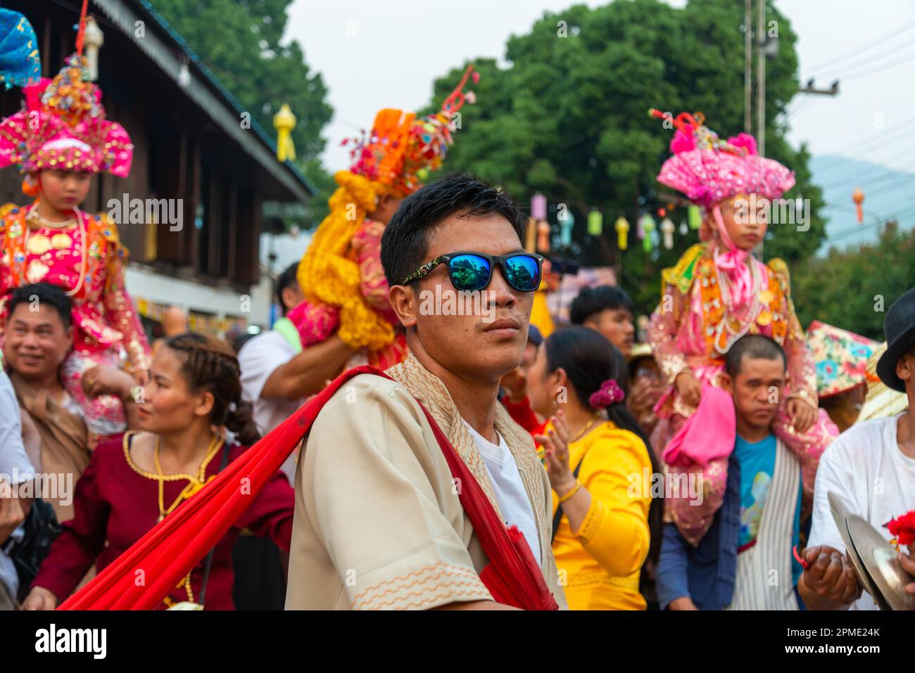 PAI, Thailandia del Nord-Aprile 4th 2023: Super energica post Covid festeggiamenti abbondano nella folla di passaggio, al festival buddista colorato, dove i ragazzi Foto Stock
