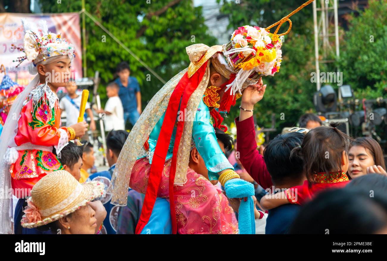 PAI,Mae Hong Son,Thailandia-Aprile 4th 2023:sopraffatto dall'intensità delle celebrazioni vivaci, vibranti e rumorose, un bambino che sta per essere ordinato come un B. Foto Stock