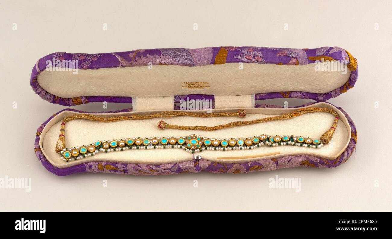 Collana (India); realizzata da Marens e Co.; oro intrecciato, smalto, turchesi e perle cabochon, perle barocche, lamina, seta ricamata (scatola) Foto Stock