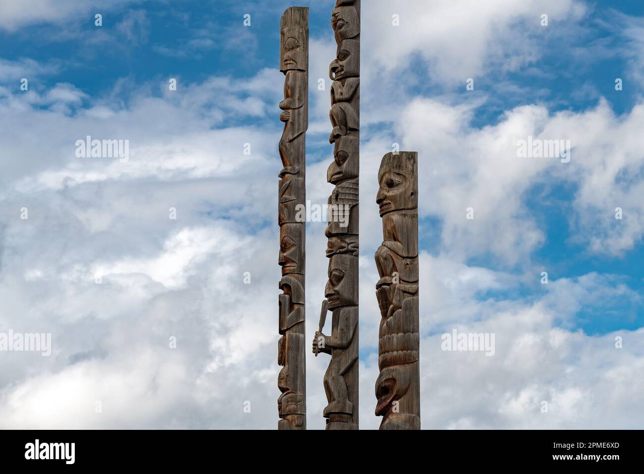 Prima nazione totem poli dei nativi Gitxsan in Gitanyow o Kitwancool, British Columbia, Canada. Foto Stock