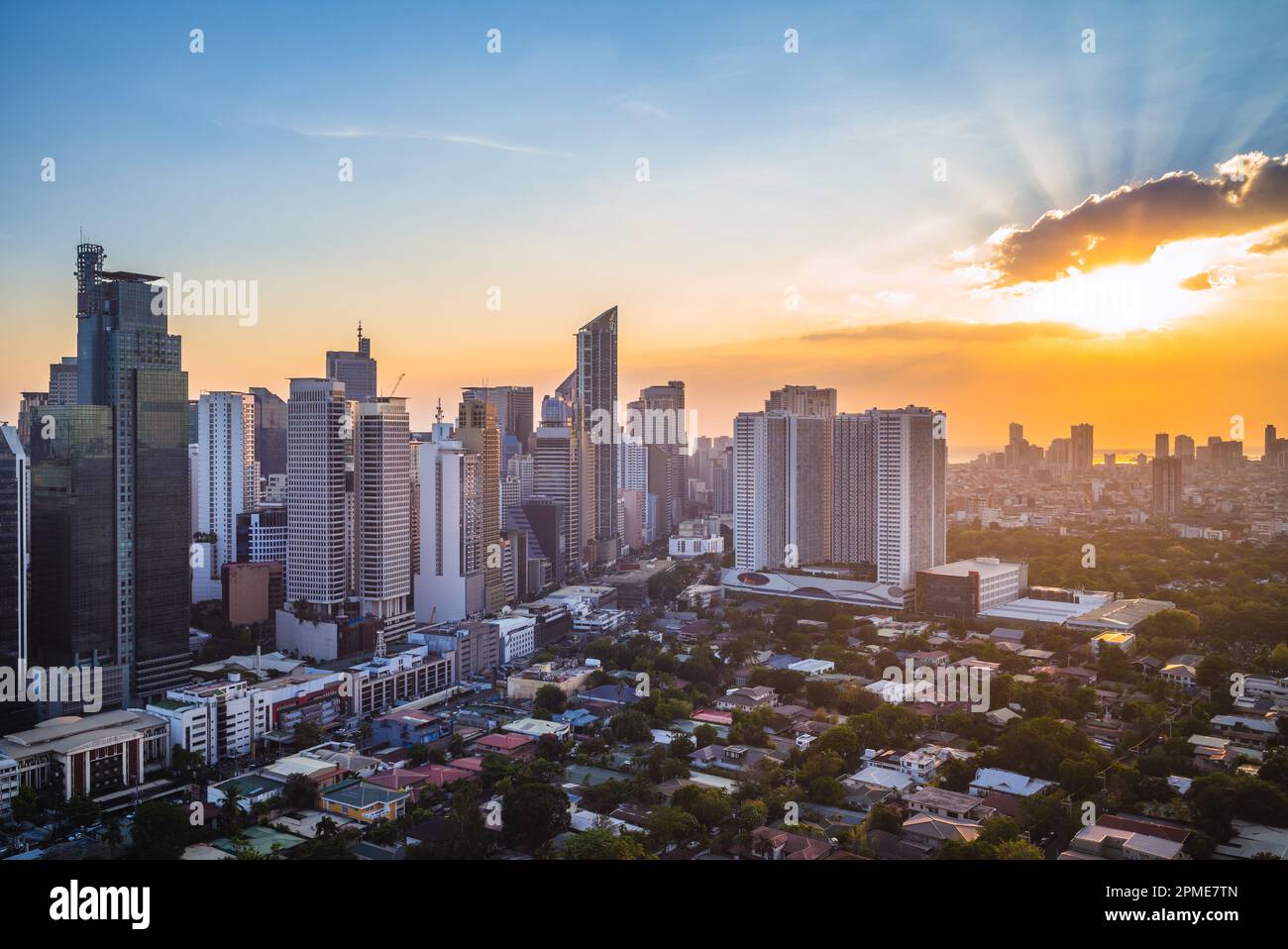 skyline di makati in metropolitana manila, filippine al tramonto Foto Stock