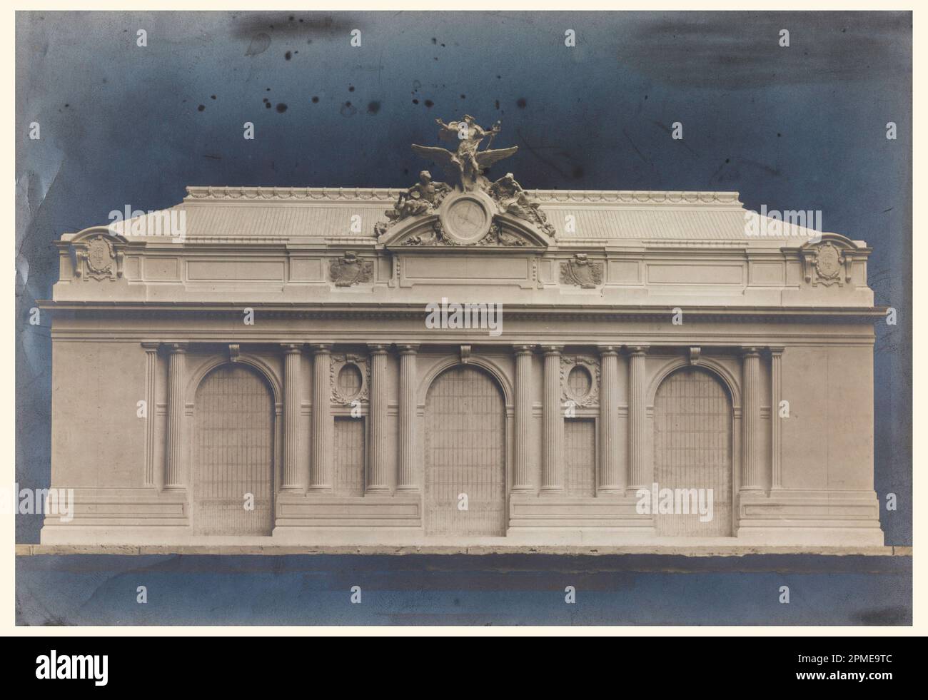 Fotografia, modello della facciata sud del Grand Central Terminal; Whitney Warren Jr. (Americano, 1864–1943); USA; fotografia su carta sensibilizzata; 15,5 x 22,9 cm (6 1/8" x 9 poll.) Foto Stock