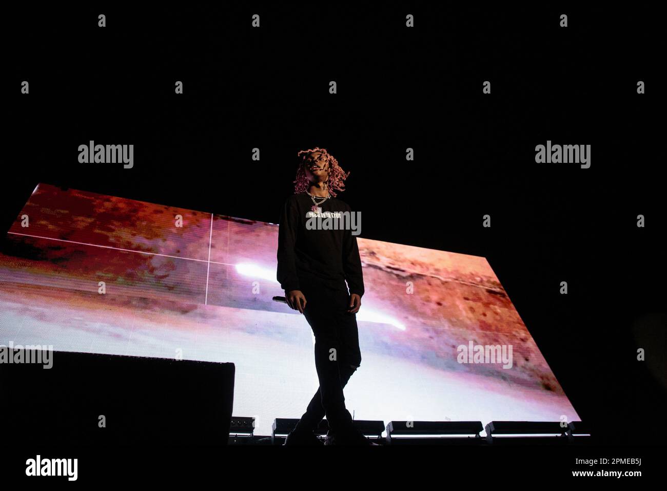 Atlanta Rapper SoFaygo si esibirà sul palco presso la Scotiabank Arena di Toronto di fronte a un grande schermo luminoso Foto Stock