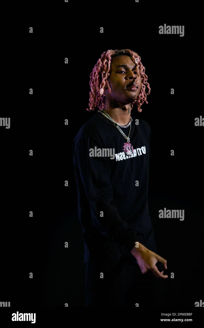 Atlanta Rapper SoFaygo esibirsi sul palco alla Scotiabank Arena di Toronto con capelli rosa, un orologio a diamante, medaglione gioiello e un tatuaggio con collo Topolino Foto Stock