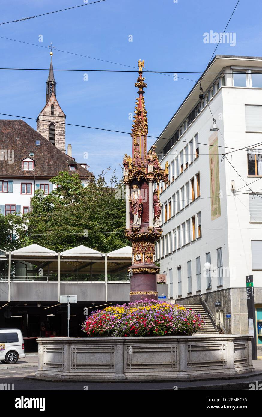 Basilea, Svizzera - Luglio 27. 2021: La fontana sulla piazza del mercato del pesce, costruita nel 1400s, è una delle fontane più splendidamente decorate di Swit Foto Stock