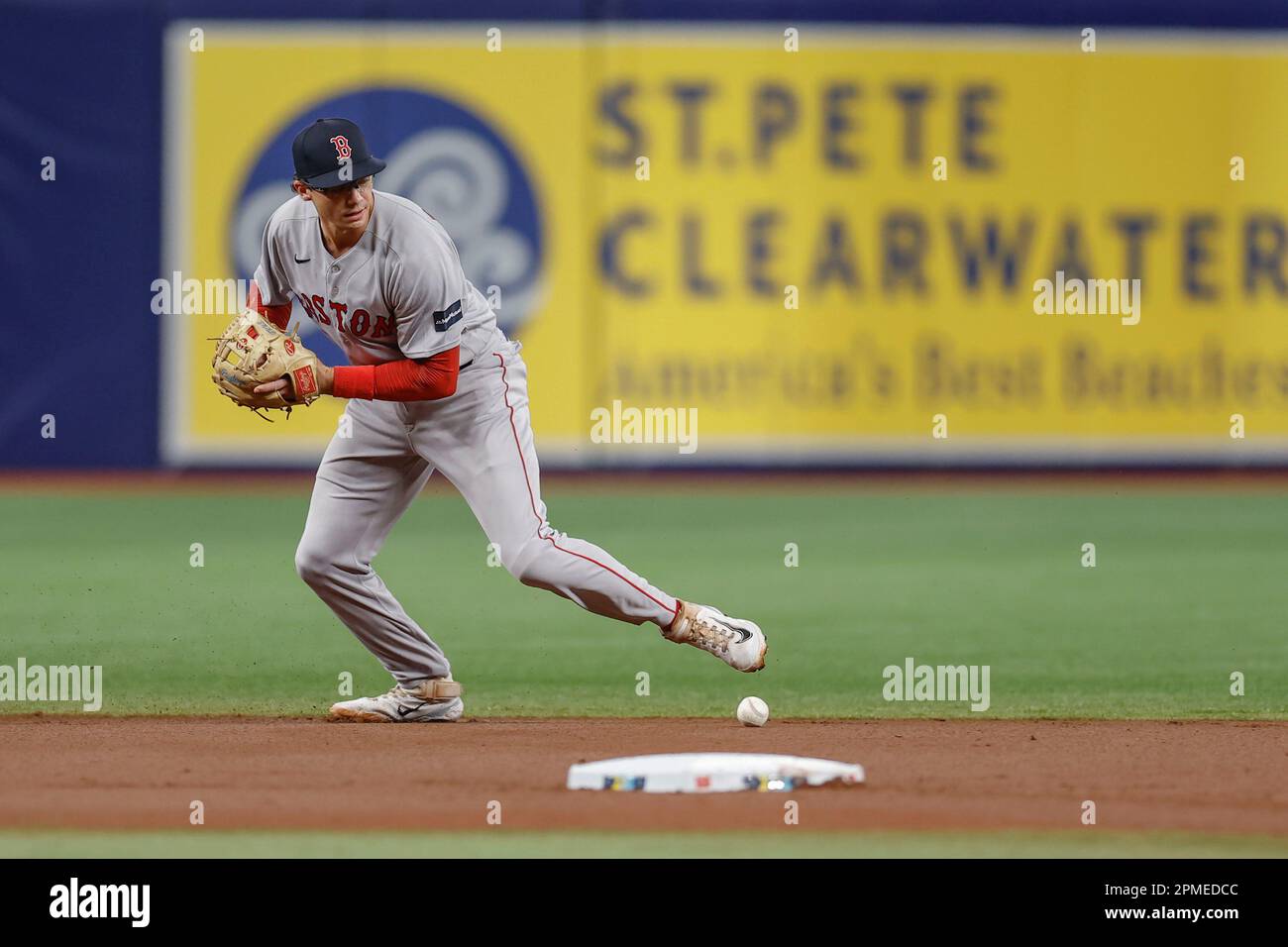 St Petersburg, FL USA; Boston Red Sox primo baseman Bobby Dalbec (29) disinterpreta la palla colpita da Tampa Bay Rays shortstop vagare Franco (5) che raggiunge Foto Stock