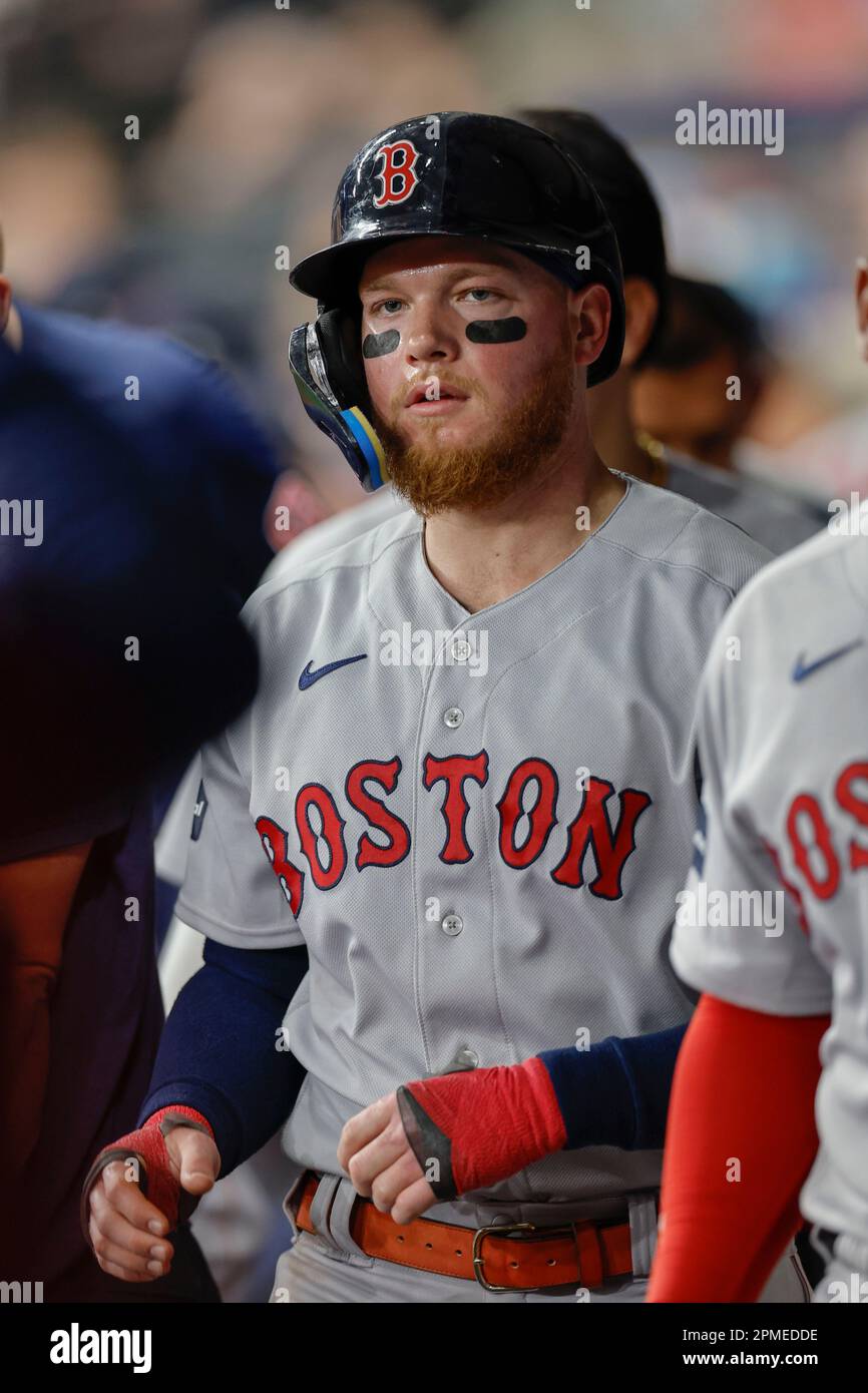 St Petersburg, FL USA; il fielder destro dei Boston Red Sox Alex Verdugo (99) segna e si congratula con il dugout durante una partita della MLB contro il Tampa Foto Stock