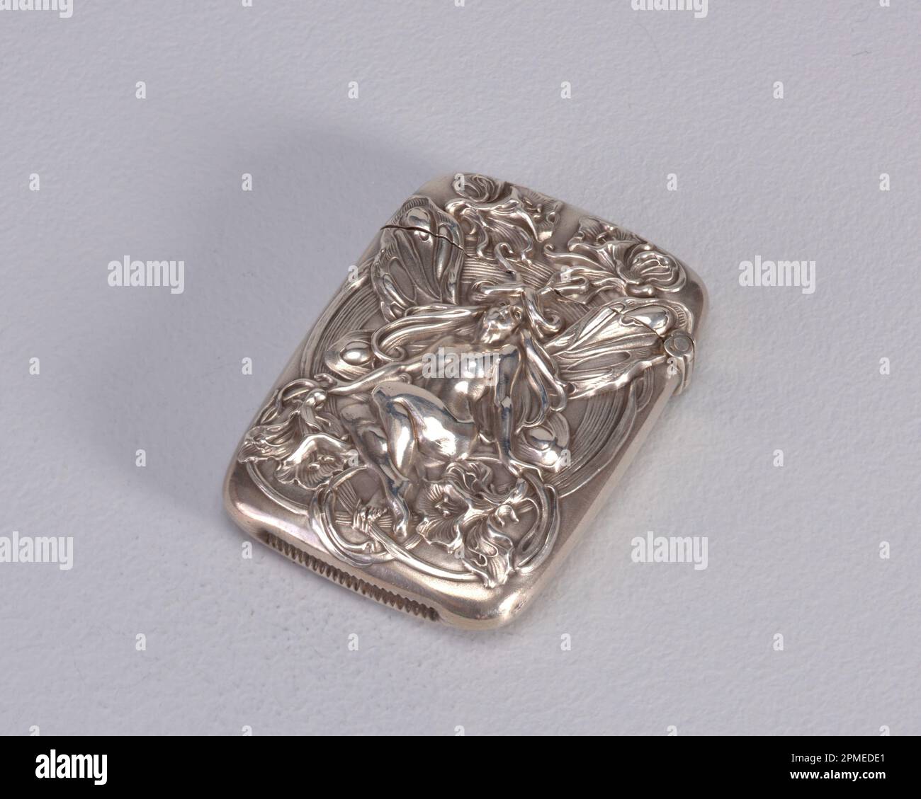 Seduto alato femmina Matchsafe; prodotto da William B. Kerr & Company (Stati Uniti); USA; argento; 5,7 x 4 x 1 cm (2 1/4 x 1 9/16 x 3/8 pollici) Foto Stock Seduto alato femmina Matchsafe; prodotto da William B. Kerr & Company (Stati Uniti); USA; argento; 5,7 x 4 x 1 cm (2 1/4 x 1 9/16 x 3/8 pollici) Foto Stock