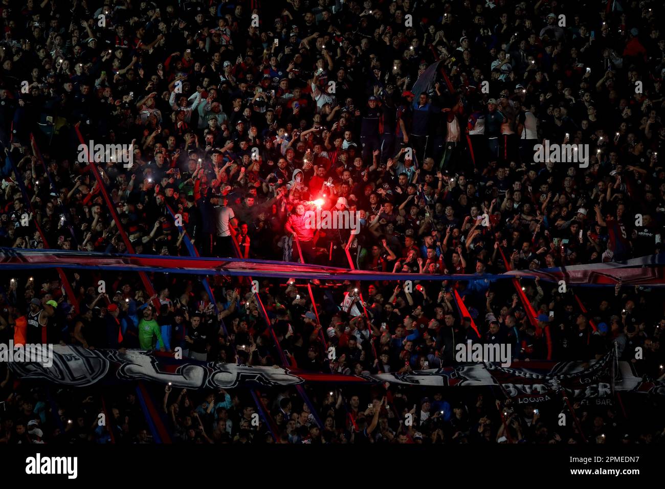 Buenos Aires, Argentina. 12th Apr, 2023. I fan di San Lorenzo hanno visto il tifo durante una partita tra San Lorenzo e Boca Juniors come parte della Liga Profesional de Futbol 2023 allo stadio Pedro Bidegain. Punteggio finale San Lorenzo 1:0 Boca Juniors. Credit: SOPA Images Limited/Alamy Live News Foto Stock